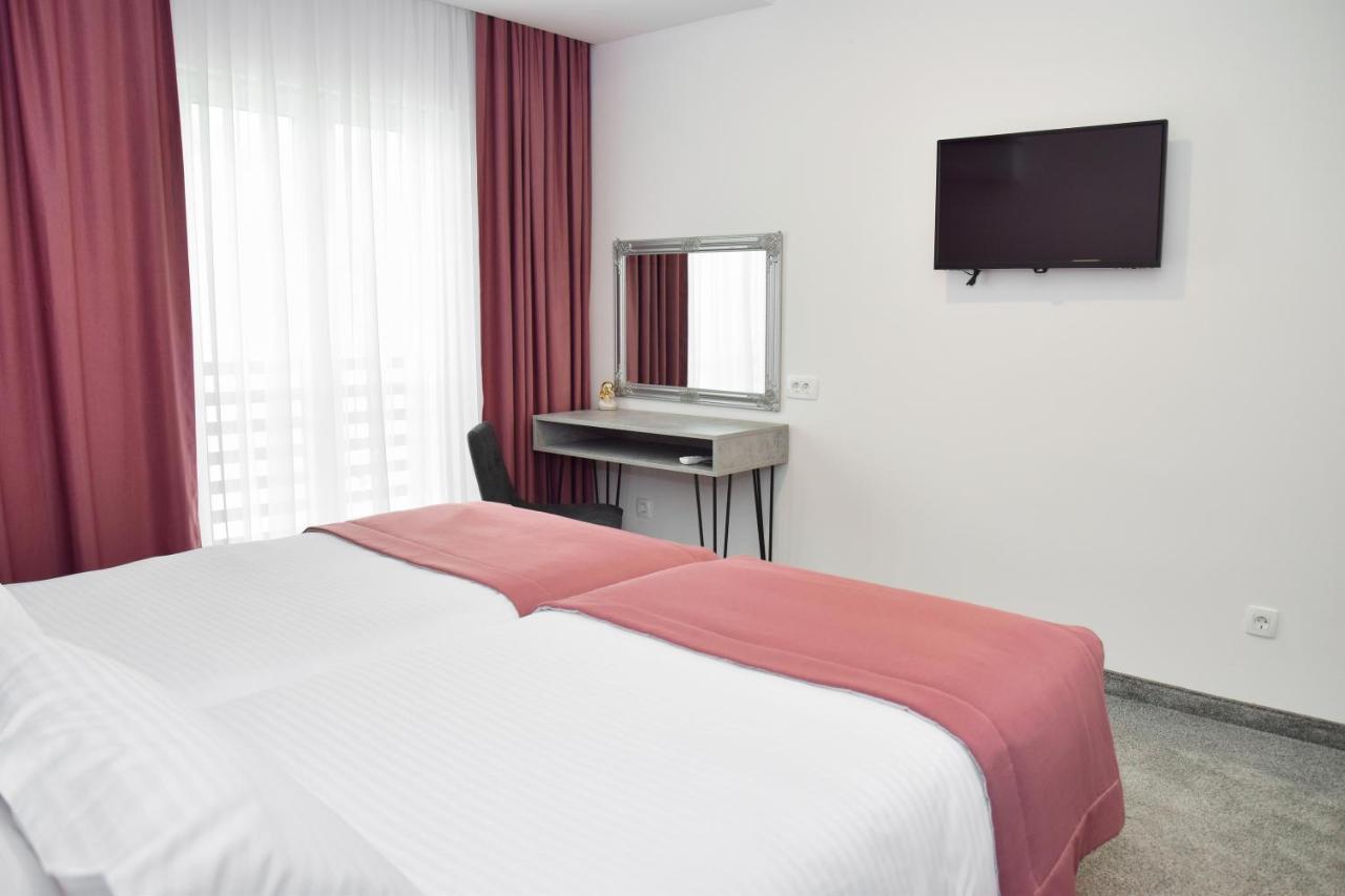 Hotel Premium 亚伊采 外观 照片