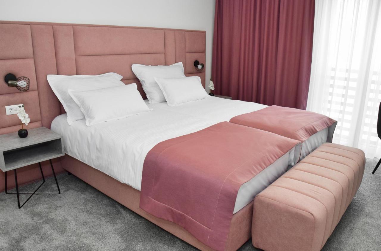 Hotel Premium 亚伊采 外观 照片