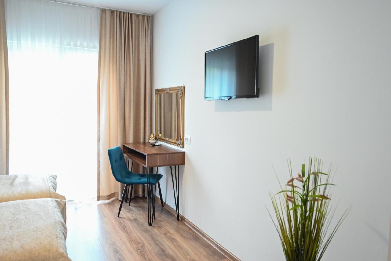 Hotel Premium 亚伊采 外观 照片